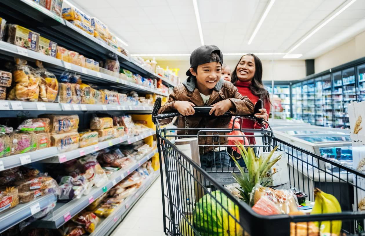 A family uses credit card rewards on groceries.