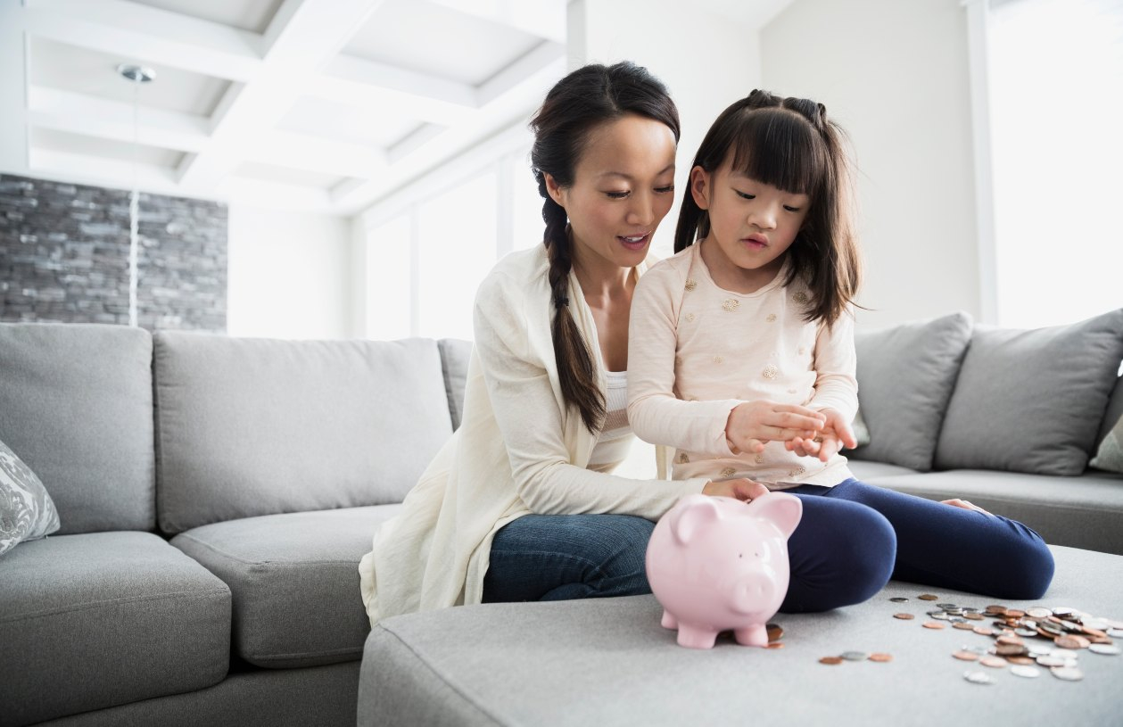 A mom teaches kids about money